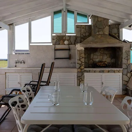 Beachside 2br With Garden & Bbq In Perivolia