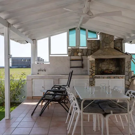 Beachside 2br With Garden & Bbq In Perivolia