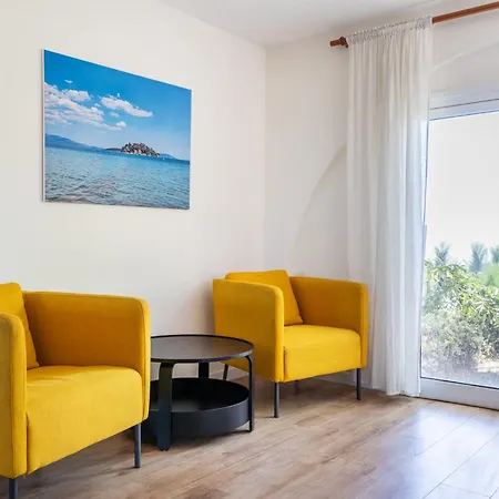 Beachside 3br With Garden & Bbq In