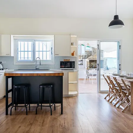 Beachside 3br With Garden & Bbq In Nyaraló