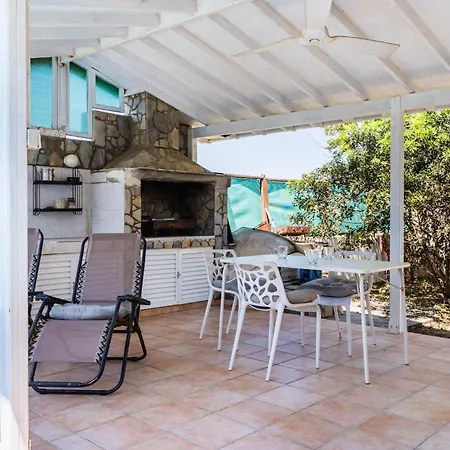 Сasa de vacaciones Beachside 3br With Garden & Bbq In Perivolia