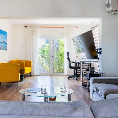 Beachside 3br With Garden & Bbq In Сasa de vacaciones