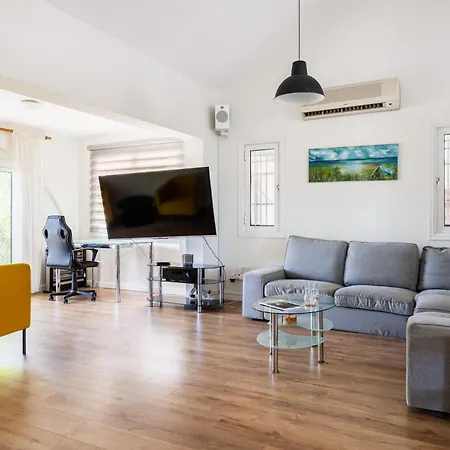 Nyaraló Beachside 3br With Garden & Bbq In