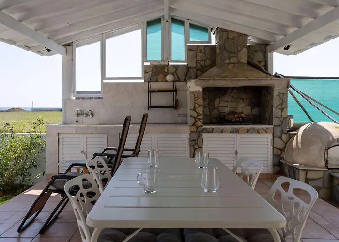 Beachside 2br With Garden & Bbq In Perivolia