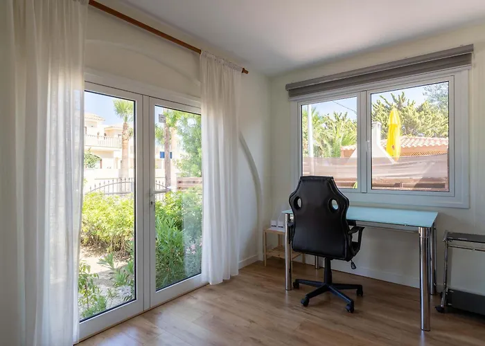 Beachside 2br With Garden & Bbq In Prázdninový dům Perivolia