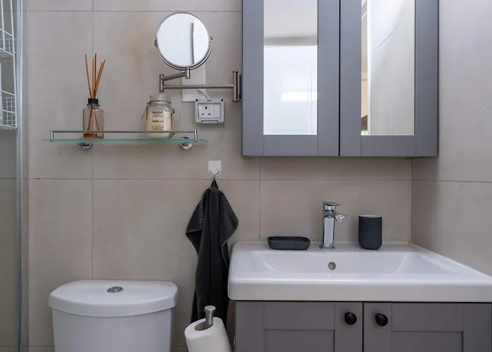 Beachside 2br With Garden & Bbq In