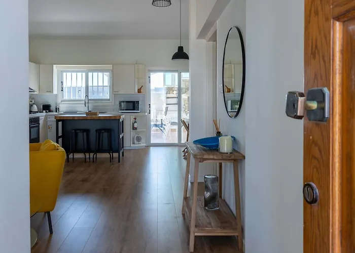 Beachside 2br With Garden & Bbq In Prázdninový dům