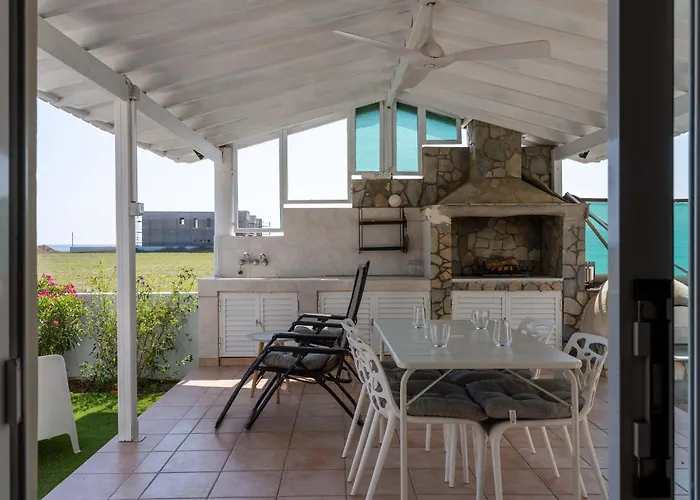 Beachside 2br With Garden & Bbq In Perivolia