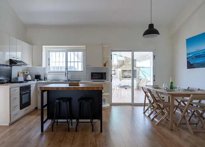 Beachside 2br With Garden & Bbq In Prázdninový dům